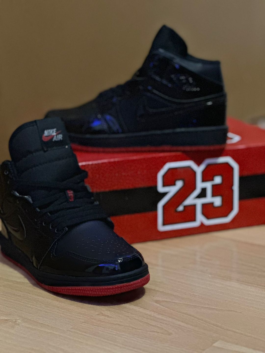 Customer photo review of Tenis Retro 1 Charol Negro Suela Rojo