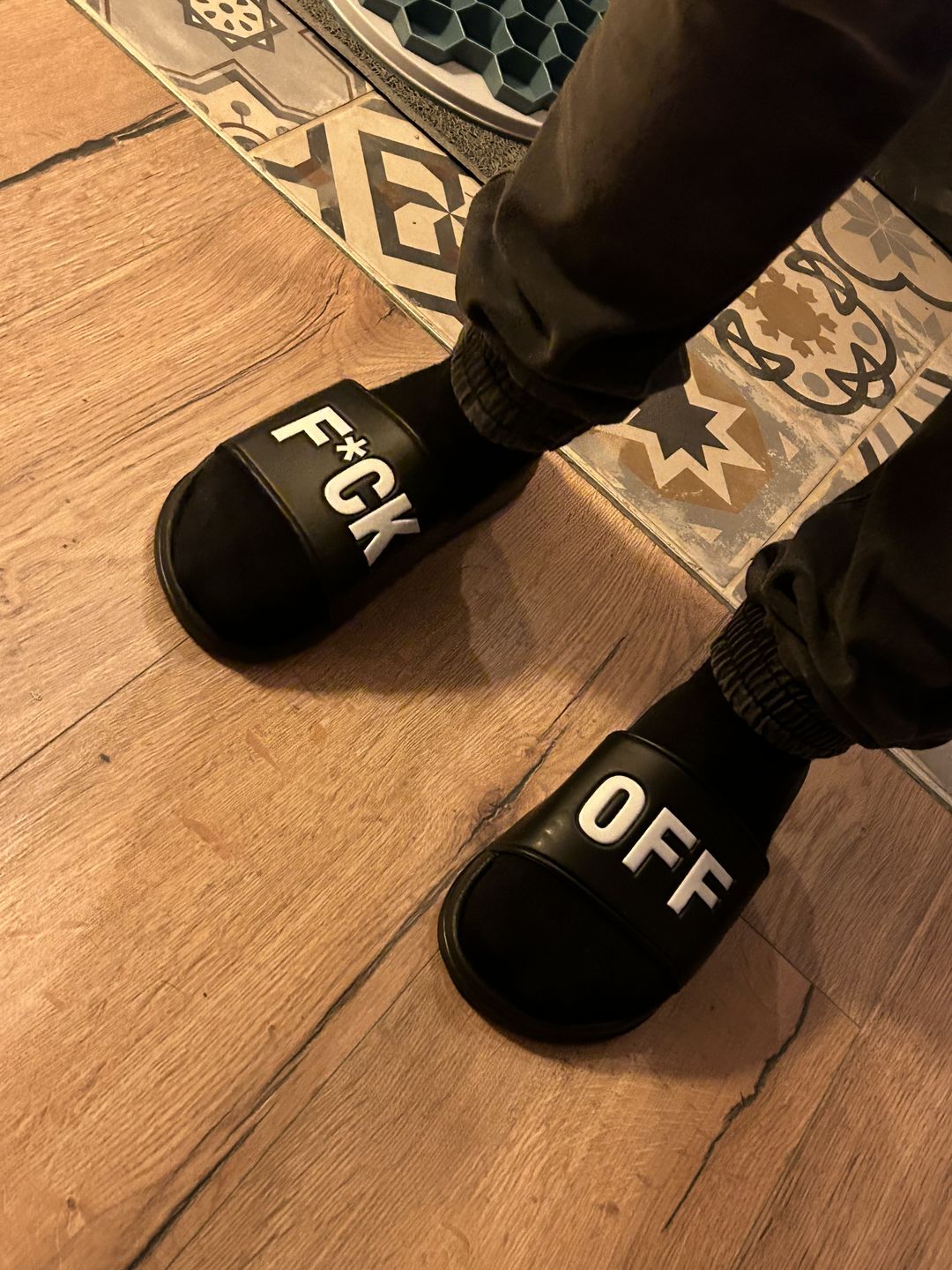 Customer photo review of Claquettes Streetwear F*ck Off