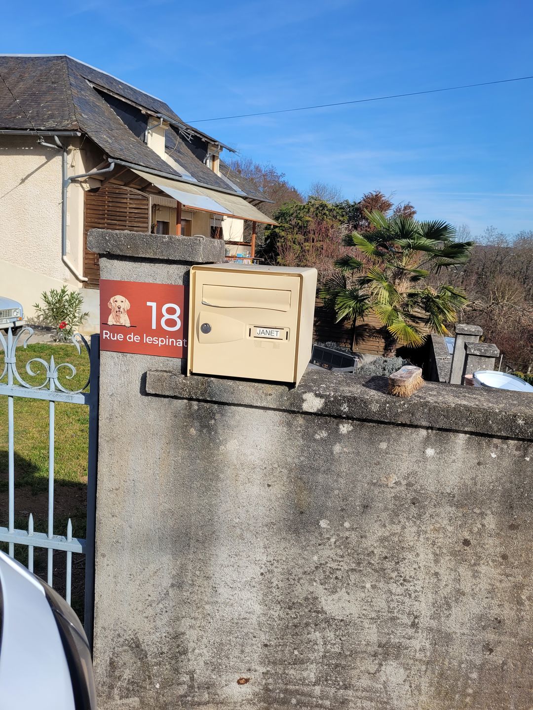 Customer photo review of Chiens curieux et numéro de maison - Plaque de porte personnalisée