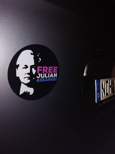 Customer photo review of GROSSE STICKER / AUFKLEBER • FREE JULIAN ASSANGE (10 STK.)