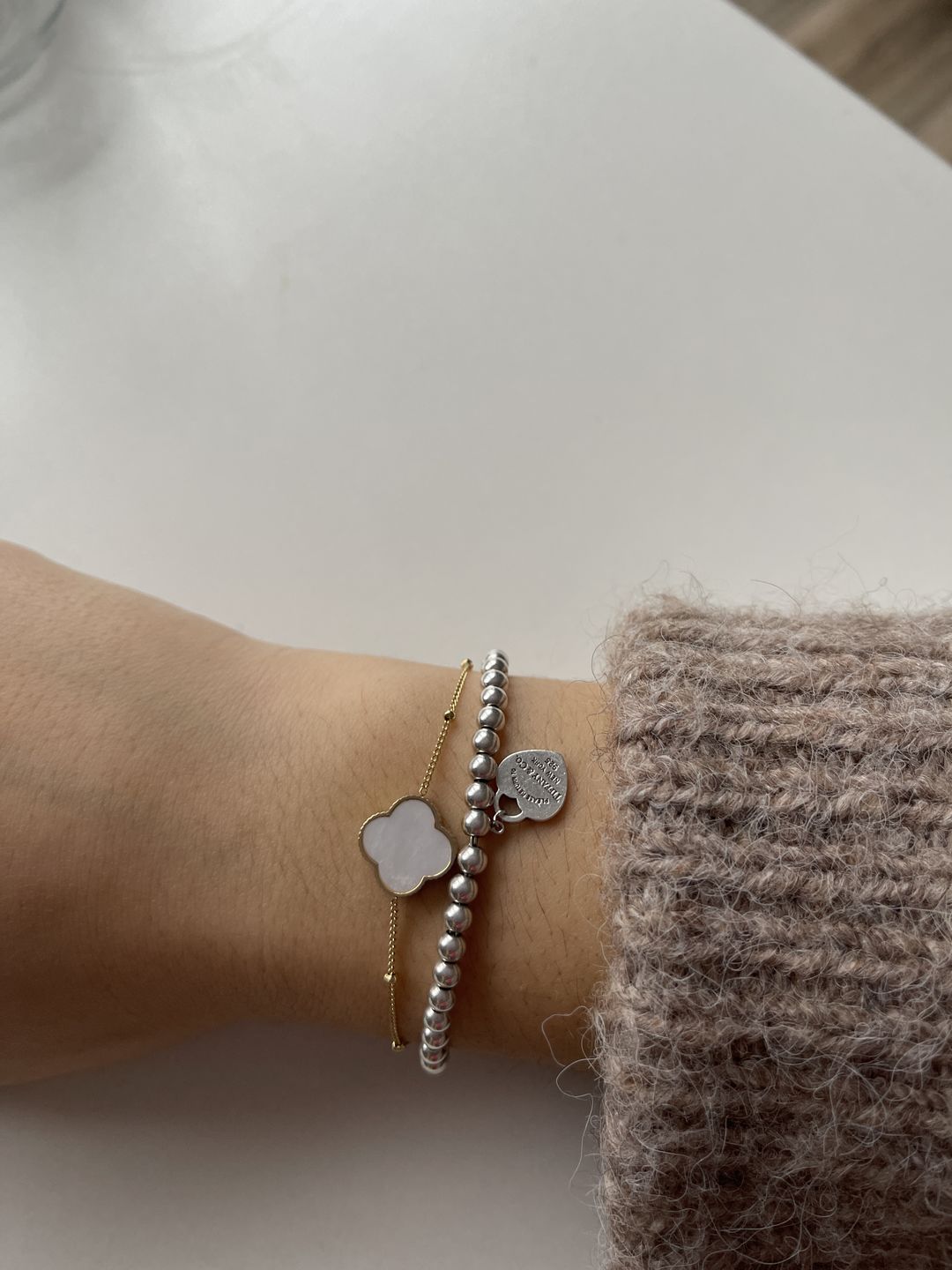 Customer photo review of Perlmutt Lucky Leaf Armband 14K Vergoldet