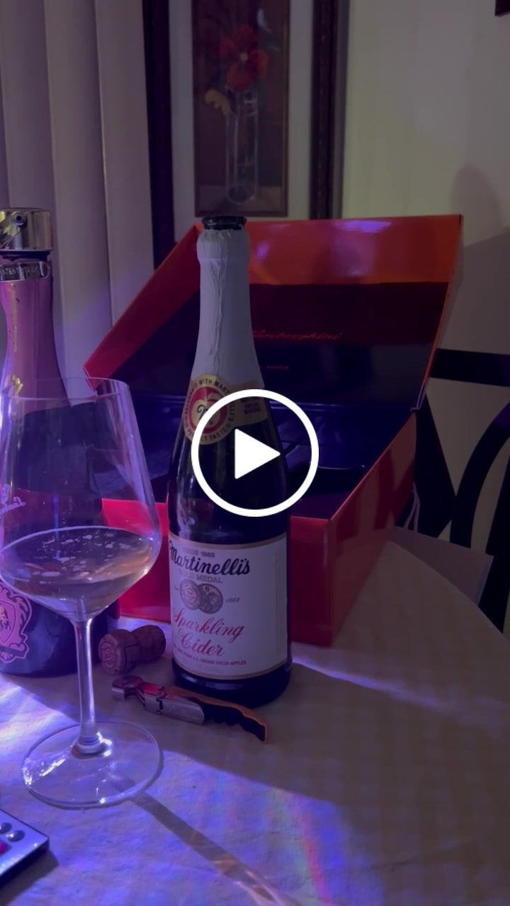 Customer video review of Lamborghini Rosè "The Legend" with Gift Set & Wine Glasses