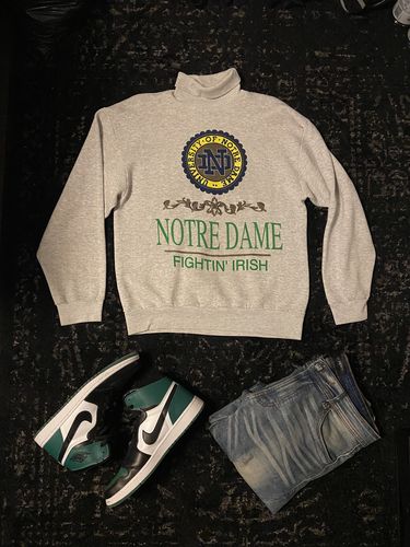 Customer photo review of Vintage University of Notre Dame Turtleneck Sweatshirt Size Large Fits Medium