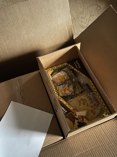 Customer photo review of Pokémon Crown Zenith Special Collection Pikachu VMAX Box (Presale)