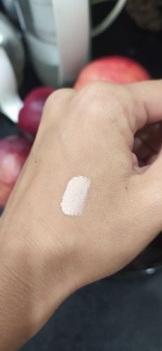 Customer photo review of O.TWO.O Cover Up Radiant Creamy Concealer