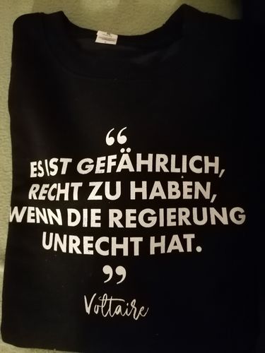 Customer photo review of SWEATER BUBEN • VOLTAIRE: ES IST GEFÄHRLICH, RECHT ZU HABEN
