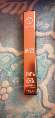 Customer photo review of O.TWO.O Cover Up Radiant Creamy Concealer