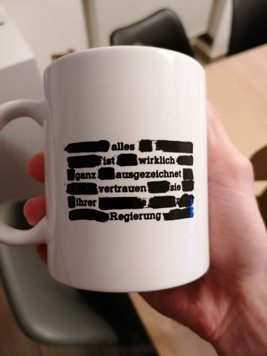 Customer photo review of TASSE • VERTRAUE SIE IHRER REGIERUNGUNG - DUNKEL