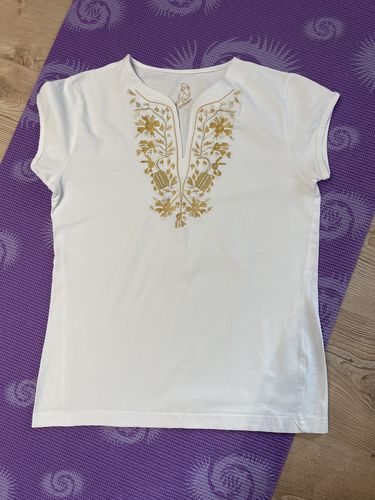 undefined review of Дамска тениска с V-деколте бродирана със "златна" шевица "Дърво на живота" image 1 out of 1