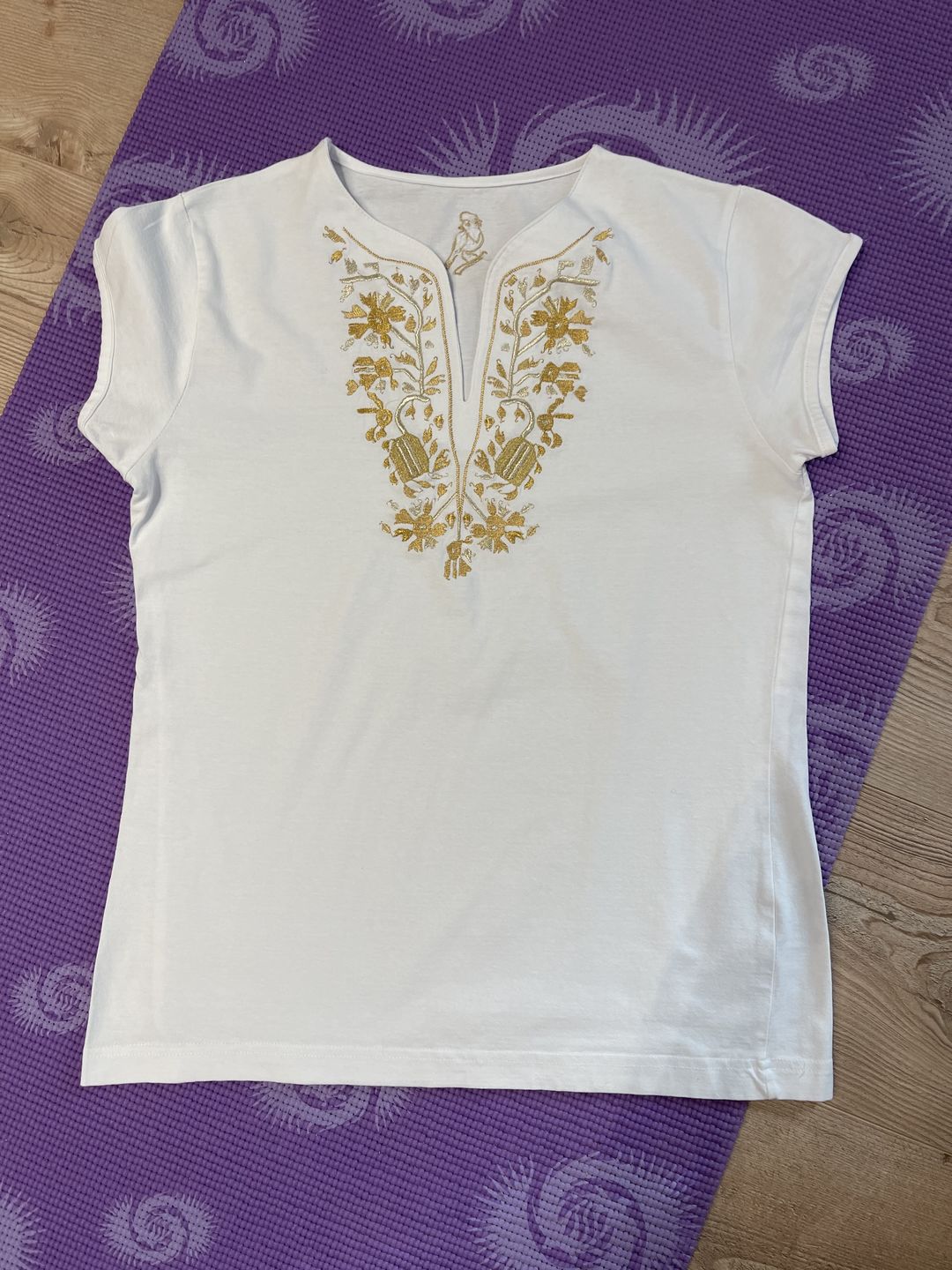 Customer photo review of Дамска тениска с V-деколте бродирана със "златна" шевица "Дърво на живота"