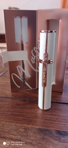 Customer photo review of O.TWO.O Gold Silk Satin Mascara