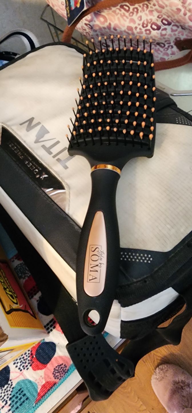Customer photo review of Deluxe Detangle Brush