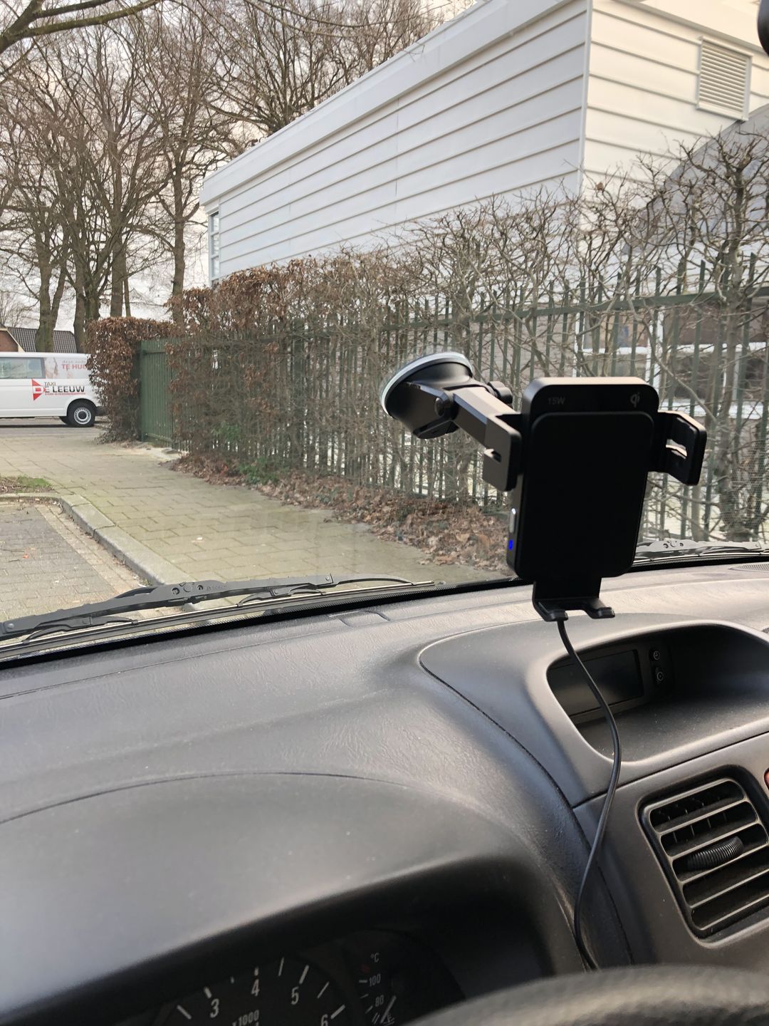 Customer photo review of Wegman Telefoonhouder met QI Draadloze Oplader Auto (15W autolader) - Ventilatierooster, Raam, Dashboard - Magsafe
