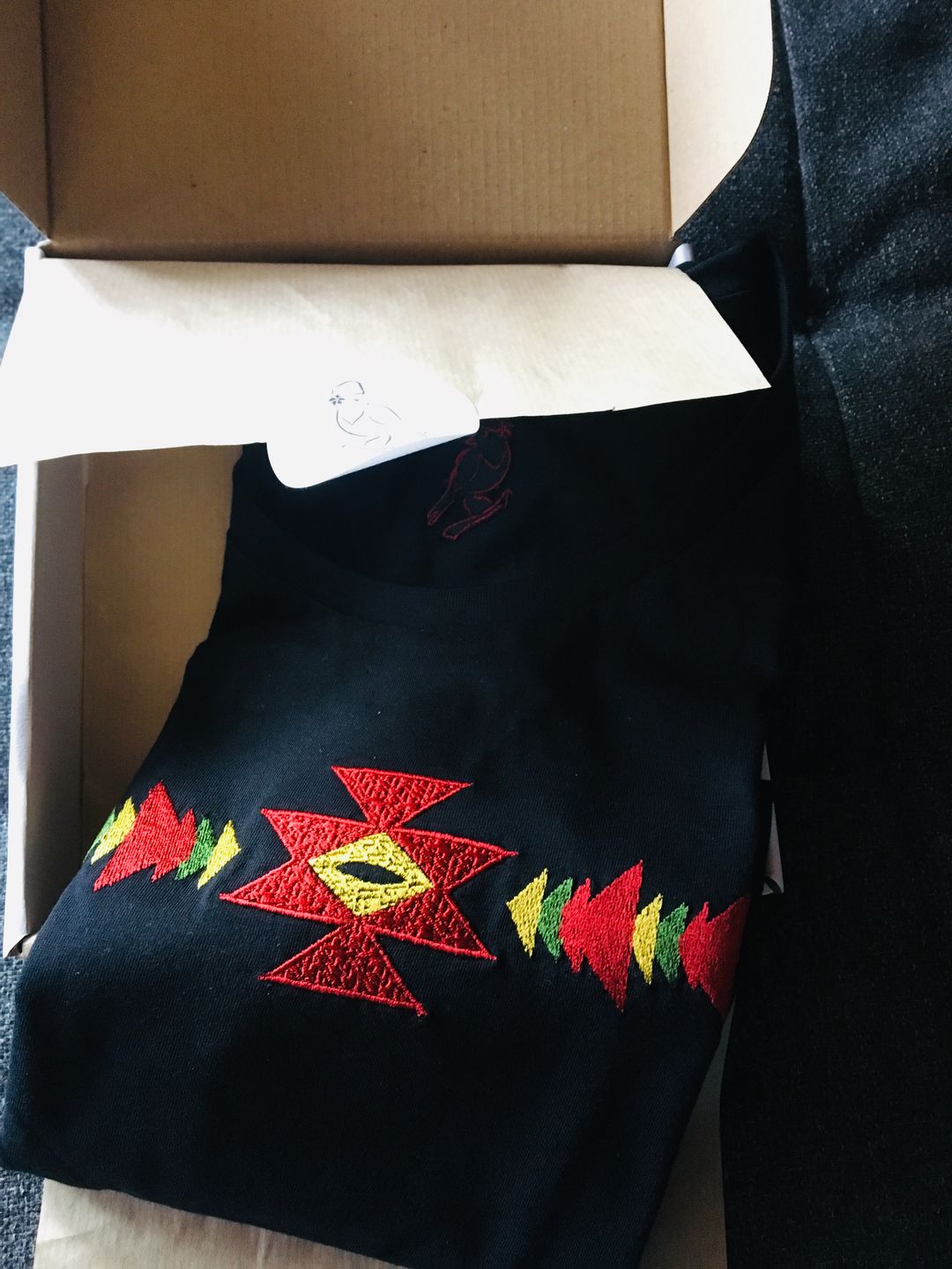 Customer photo review of Дамска вталена тениска бродирана с шевица "Канатица"