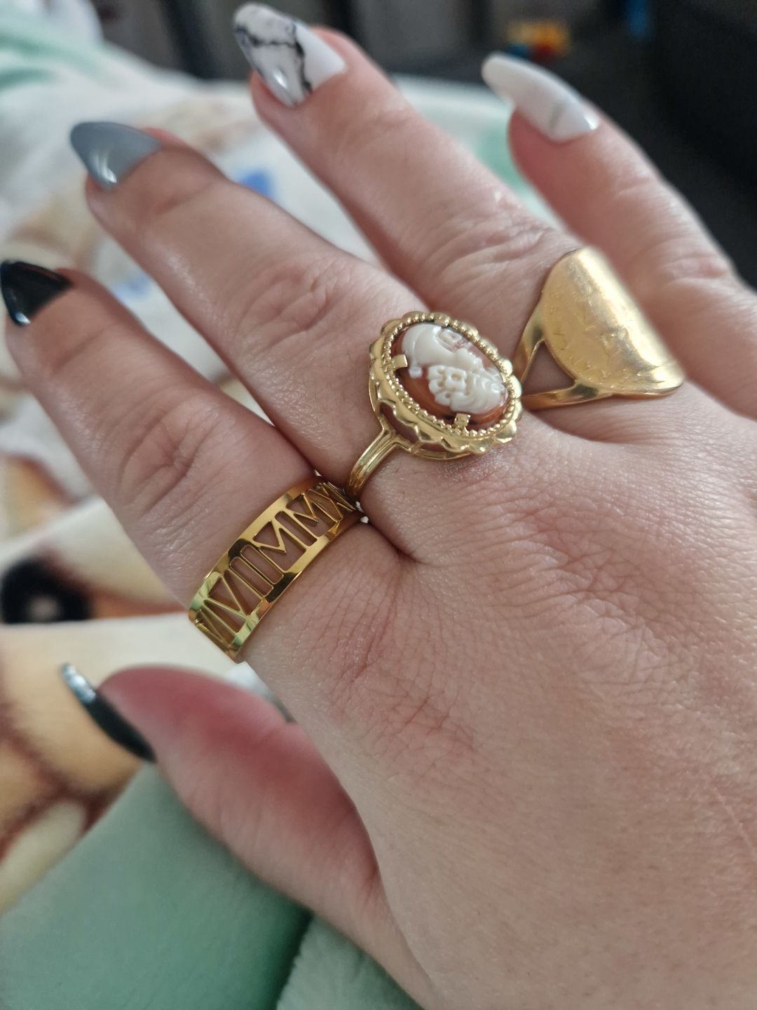 Customer photo review of Bague Personnalisée avec Chiffres Romains
