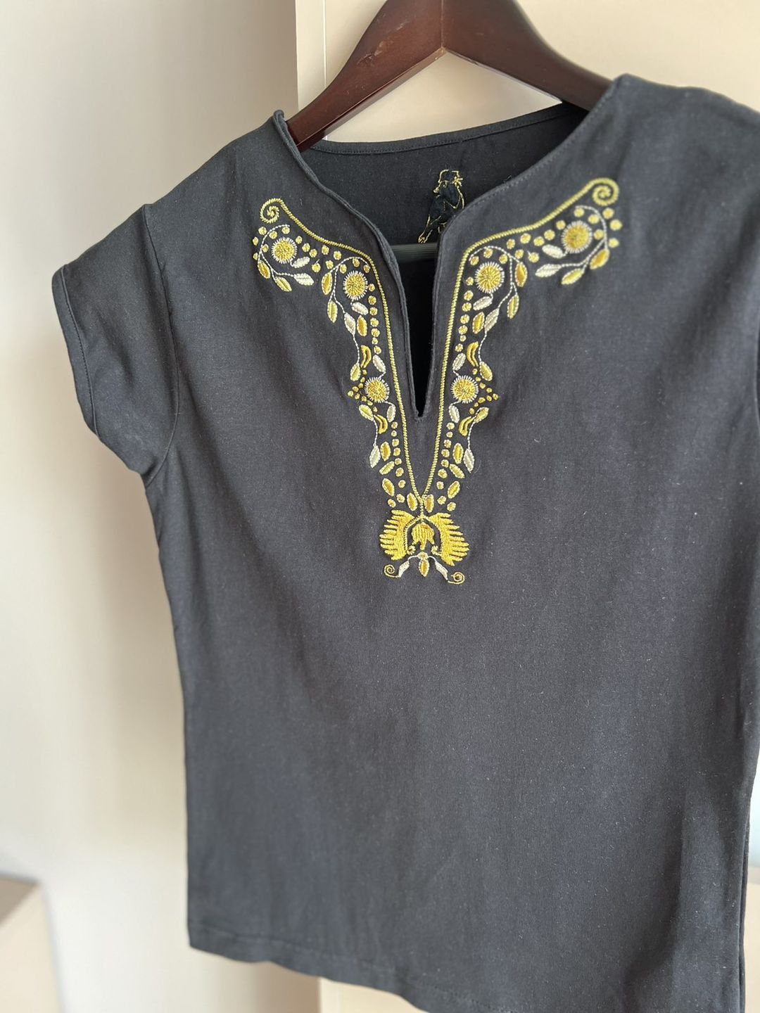 Customer photo review of Дамска тениска с V-деколте бродирана със "златна" шевица "Плодородие"