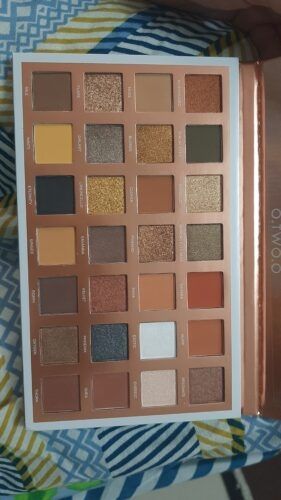 Customer photo review of O.TWO.O 28 Colors Eyeshadow Palette