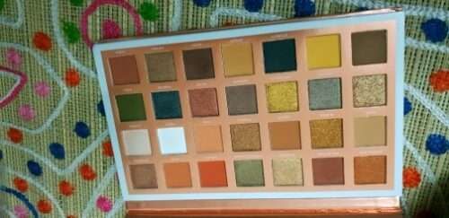 Customer photo review of O.TWO.O 28 Colors Eyeshadow Palette
