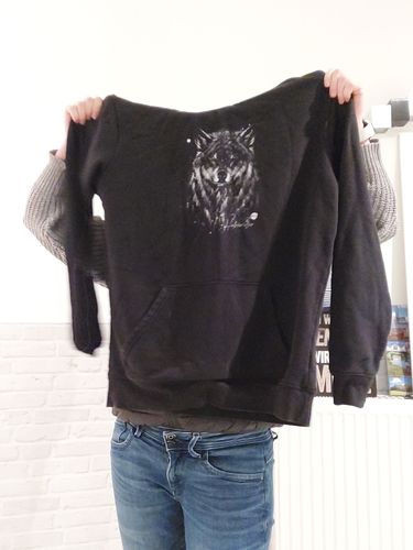 Customer photo review of Wolf - Line Art  - Bio Unisex Hoodie (PREMIUM)