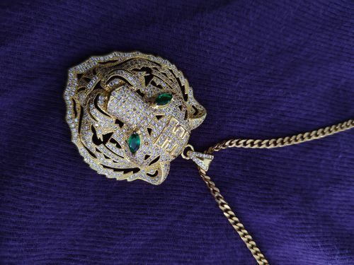 Customer photo review of 18K Gold Icy Emerald Eye Tiger