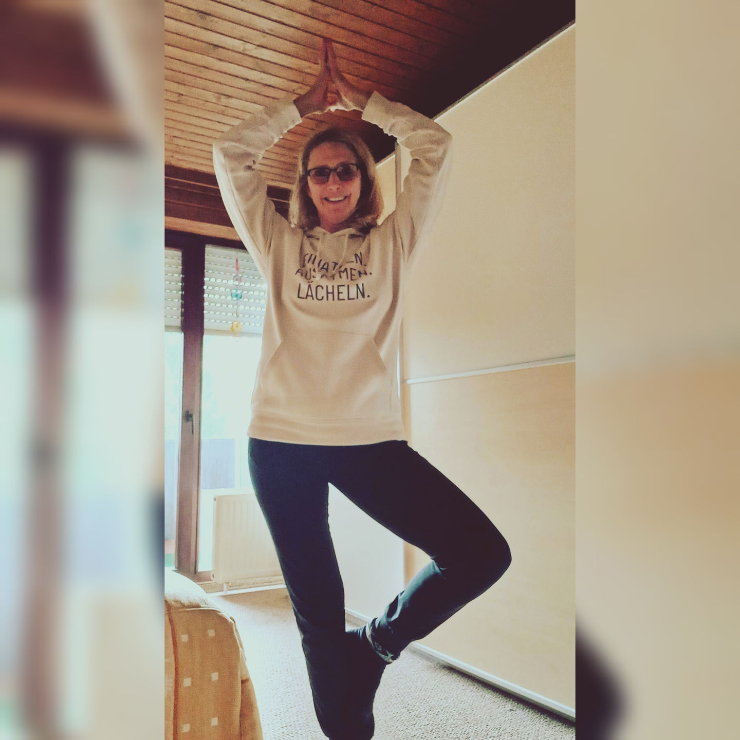 Customer photo review of Einatmen. Ausatmen. Lächeln. Bio Hoodie Unisex