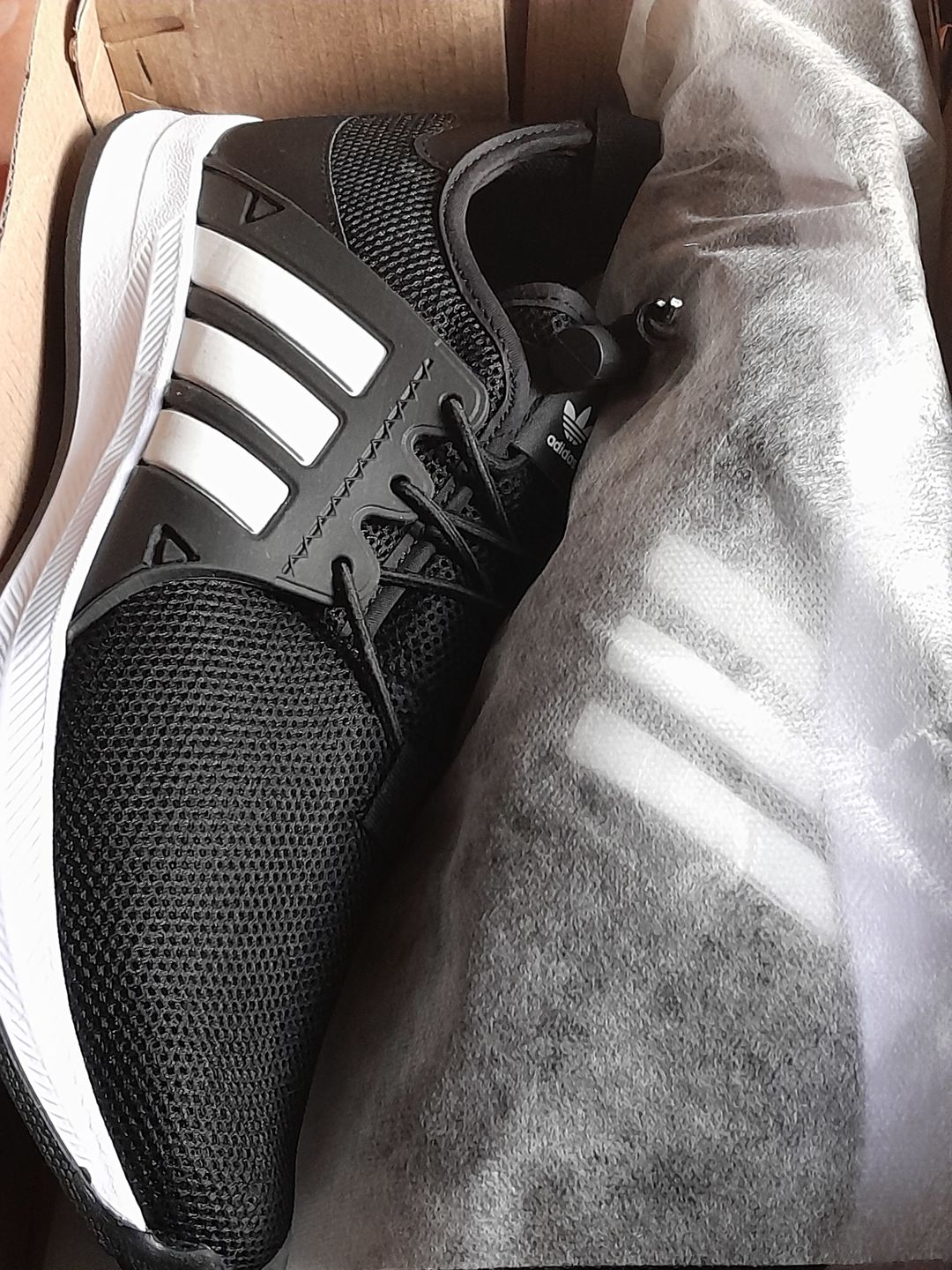 Customer photo review of Tenis 018 Negro Blanco