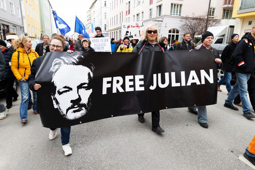 Customer photo review of BANNER / PVC-PLANE extralang 3m x 1m • FREE ASSANGE! / FREE JULIAN