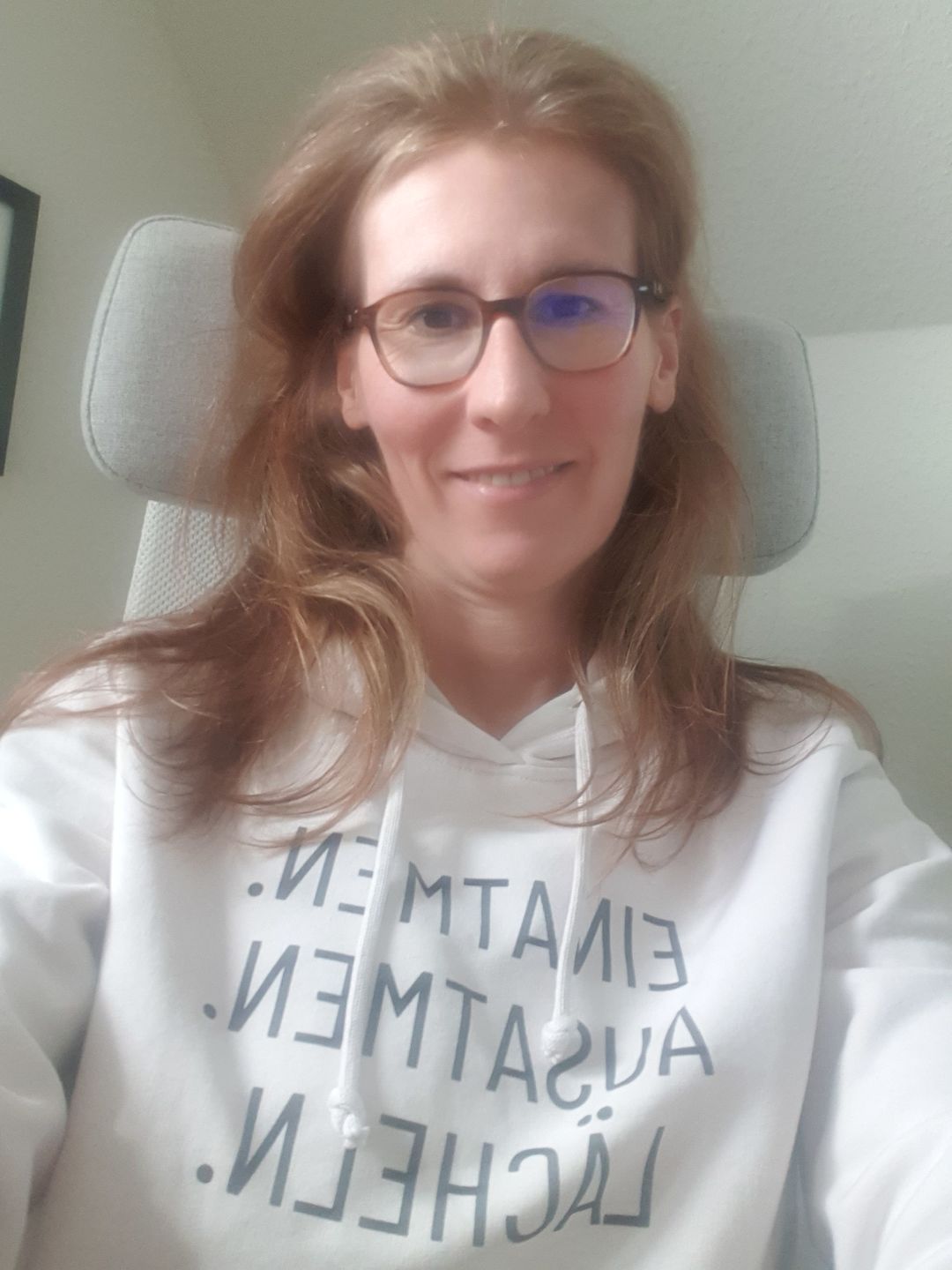 Customer photo review of Einatmen. Ausatmen. Lächeln. Bio Hoodie Unisex