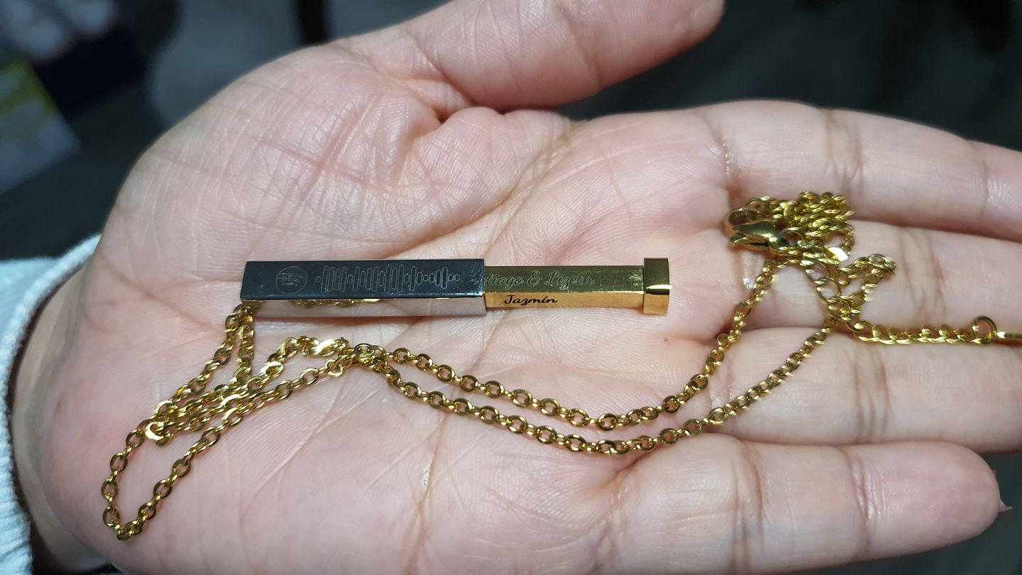 Customer photo review of Collar Barra Mensaje Oculto Personalizado