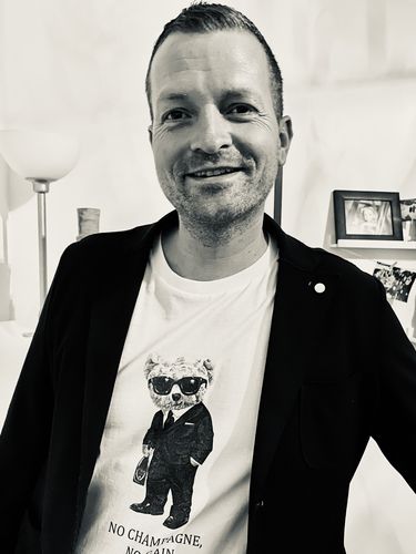 Customer photo review of NO CHAMPAGNE NO GAIN - Premium Shirt Herren