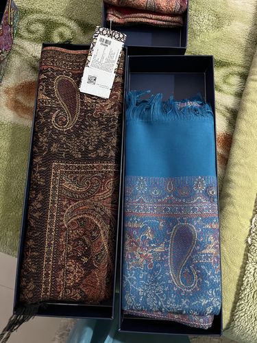 Customer photo review of Pashtush Women'S Jamawar Shawl, Faux Pashmina, Black