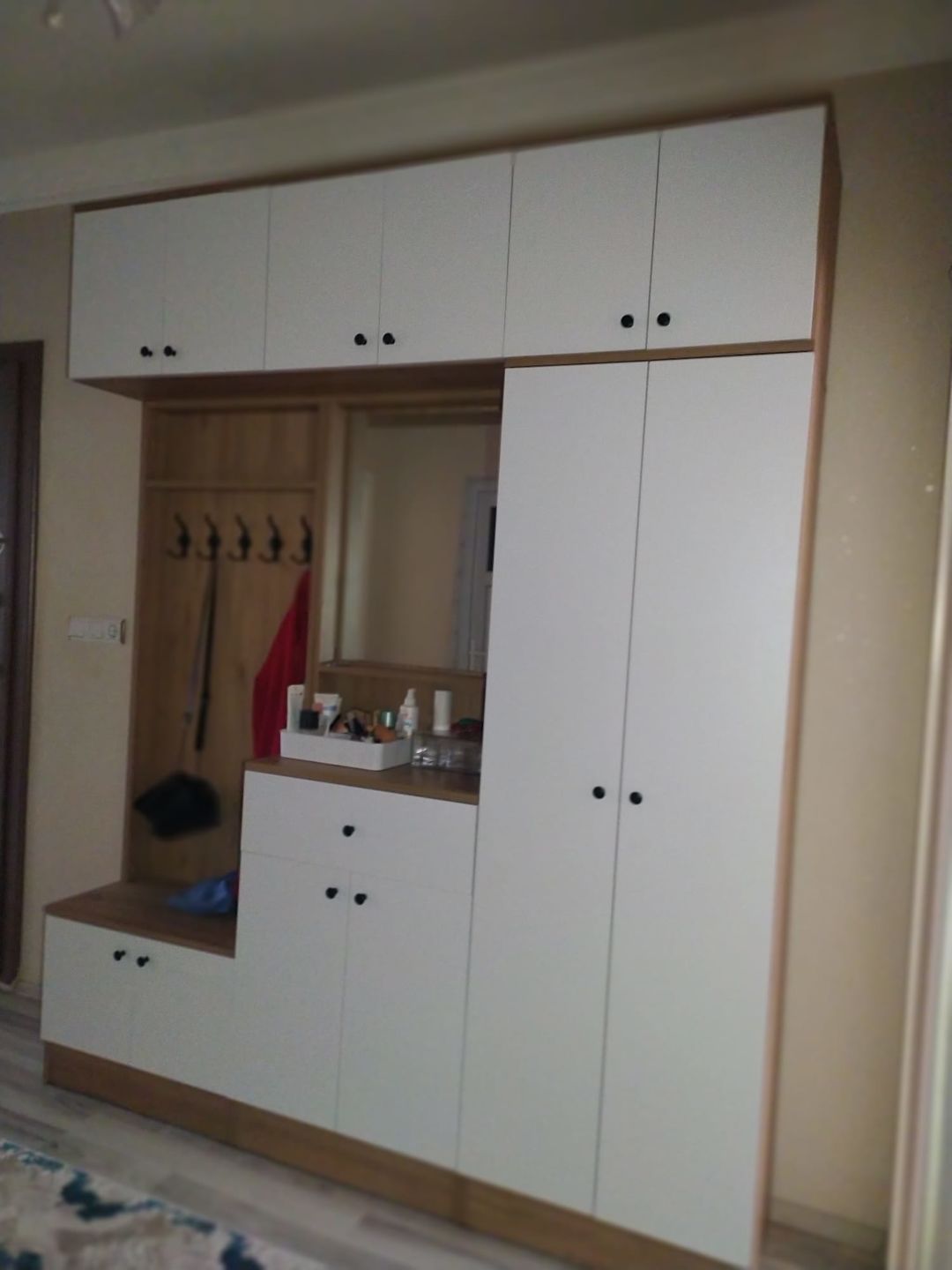 Customer photo review of Rani EA108 Portmanto Çekmeceli Aynalı Askılı Vestiyer Sepet Ceviz - Beyaz