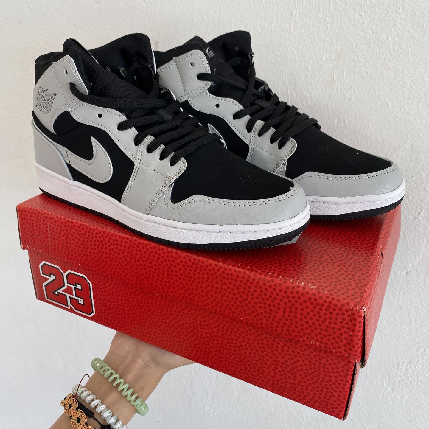 Customer photo review of Tenis Retro 1 Gris Negro