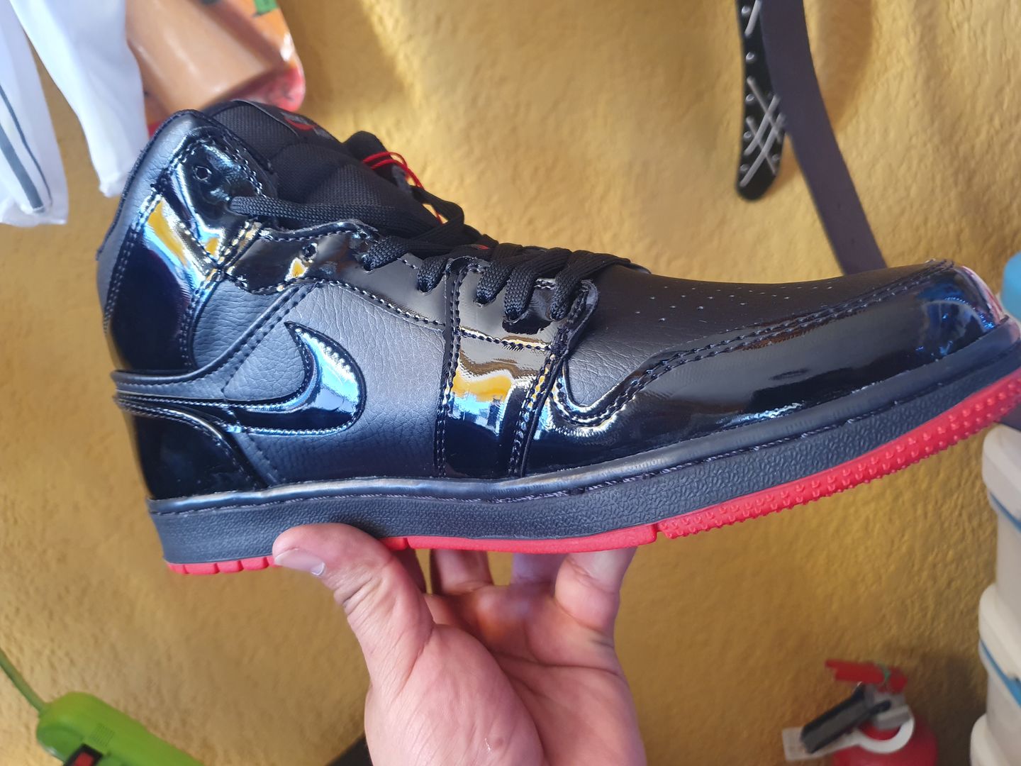 Customer photo review of Tenis Retro 1 Charol Negro Suela Rojo
