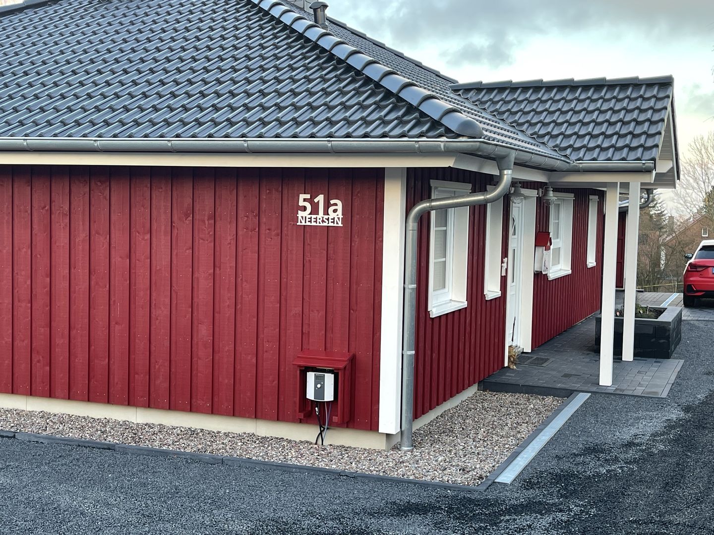 Customer photo review of Hausnummer - Modest Art einzeilig aus edlem Stahl mit Familiennamen