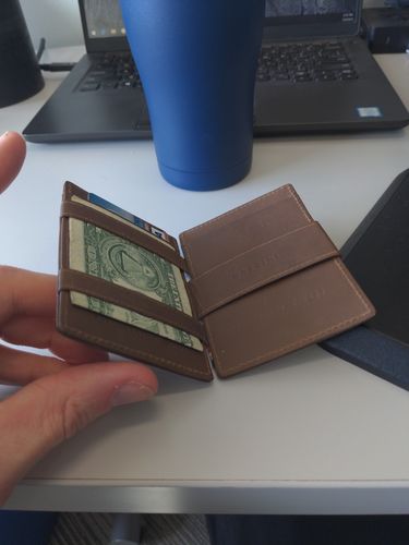 Customer photo review of Essenziale Magic Wallet