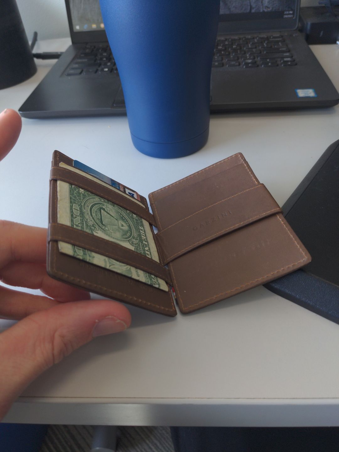 Customer photo review of Essenziale Magic Wallet