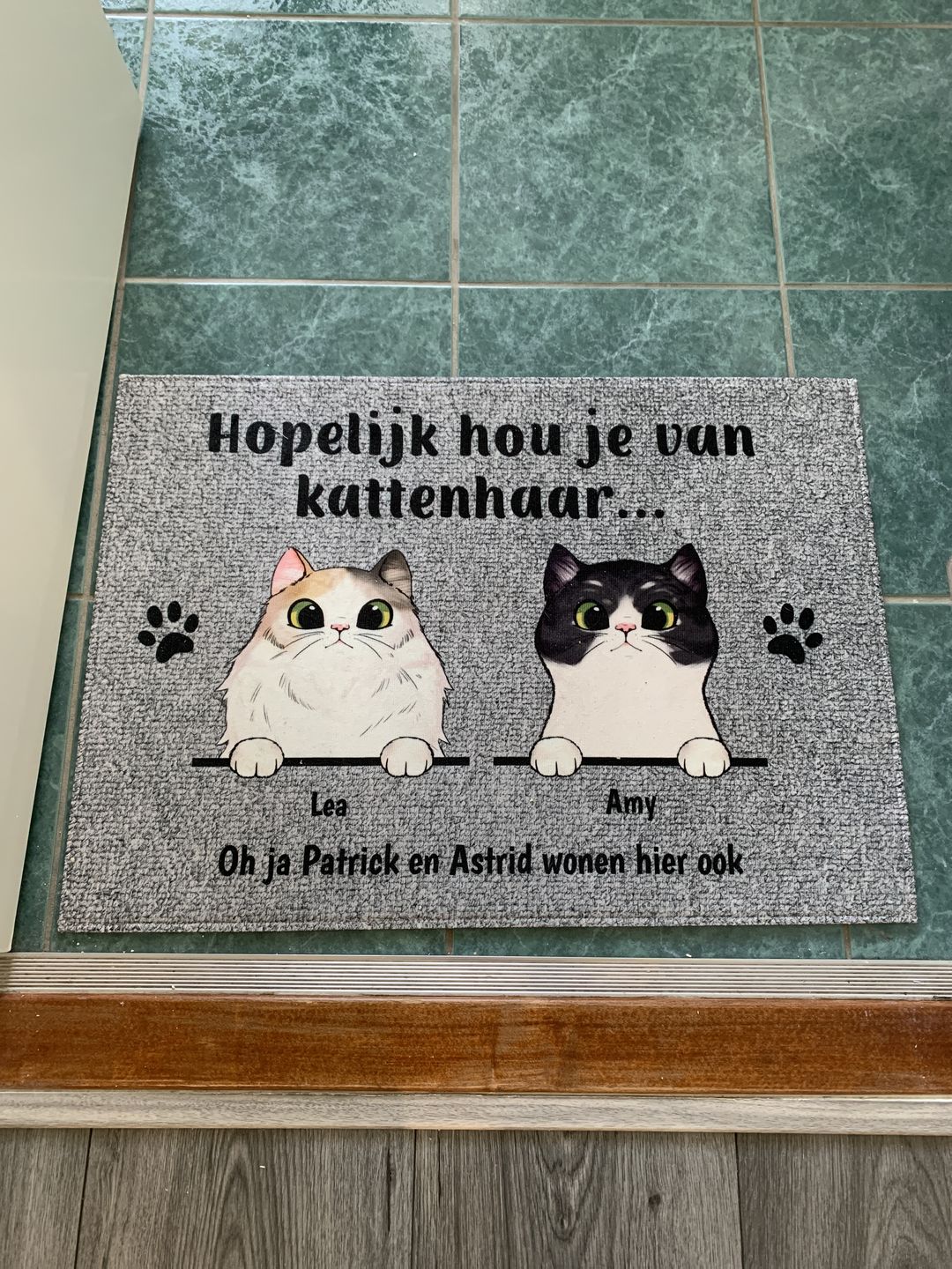 Customer photo review of Welkom bij nieuwsgierige katten - Gepersonaliseerde deurmat