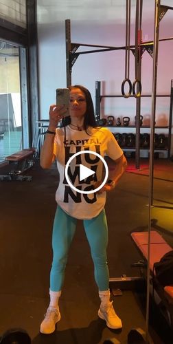 Customer video review of Capital Humano Camiseta