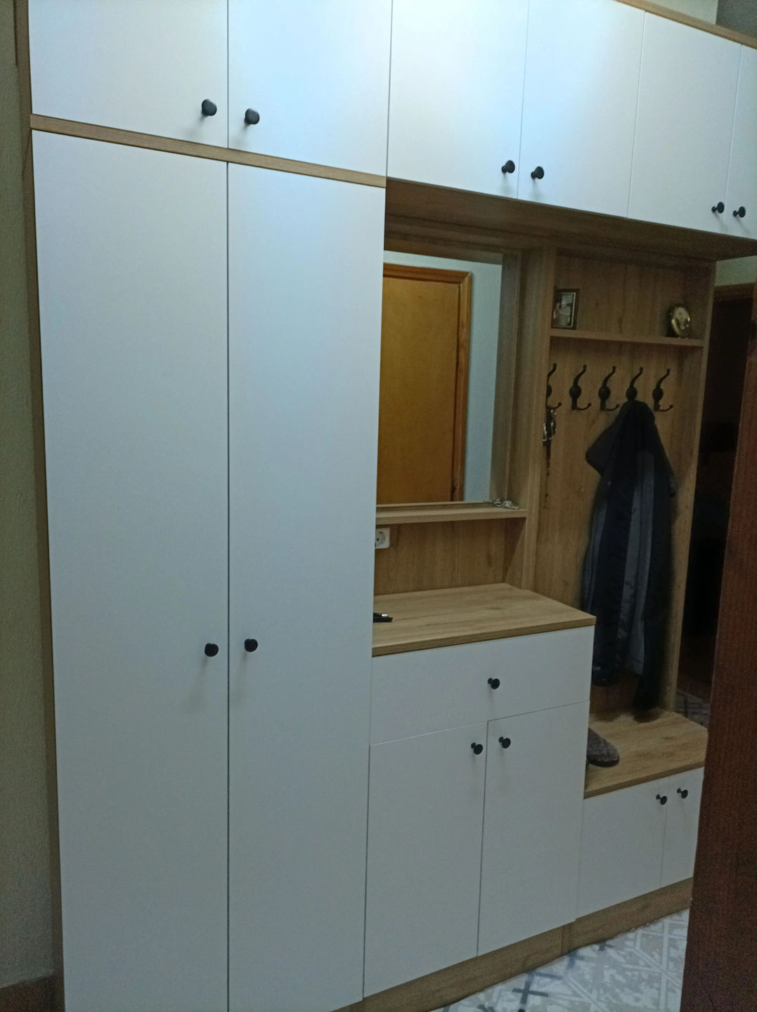 Customer photo review of Rani EA108 Portmanto Çekmeceli Aynalı Askılı Vestiyer Sepet Ceviz - Beyaz