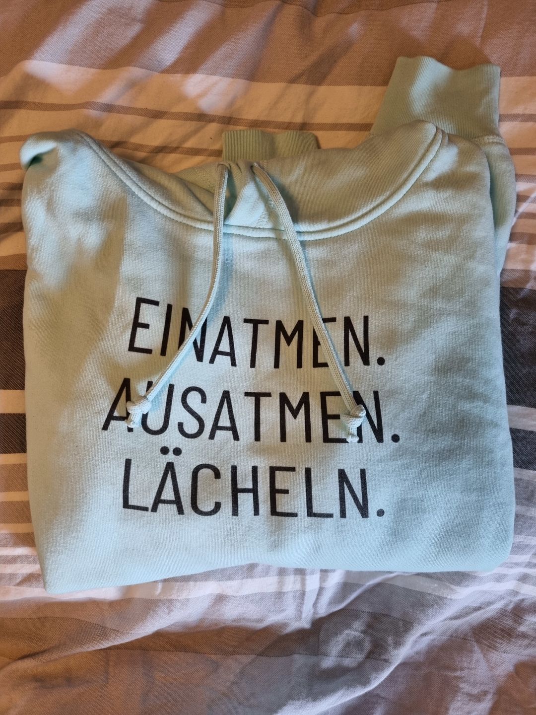 Customer photo review of Einatmen. Ausatmen. Lächeln. Bio Hoodie Unisex