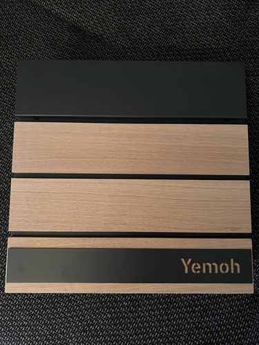Customer photo review of AlbersDesign Briefkasten B5 (in RAL7016) mit Eichen-Massivholzelementen - personalisiert mit Edelstahl-Schild