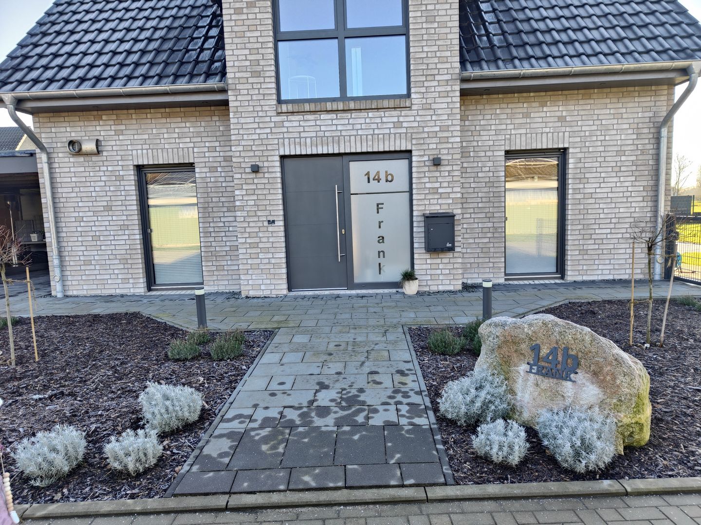 Customer photo review of Hausnummer - Modest Art einzeilig aus edlem Stahl mit Familiennamen