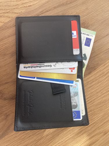 Customer photo review of Slimstar - slim wallet with small coin pocket
