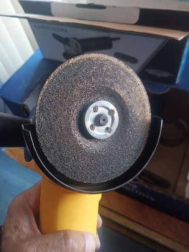 Customer photo review of Esmeriladora 4 1/2 + 6 Discos 110v 840w Corte Metal Esmeril