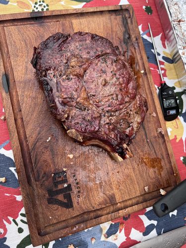 Reseña con foto de un cliente sobre Rib Eye Cowboy Steak