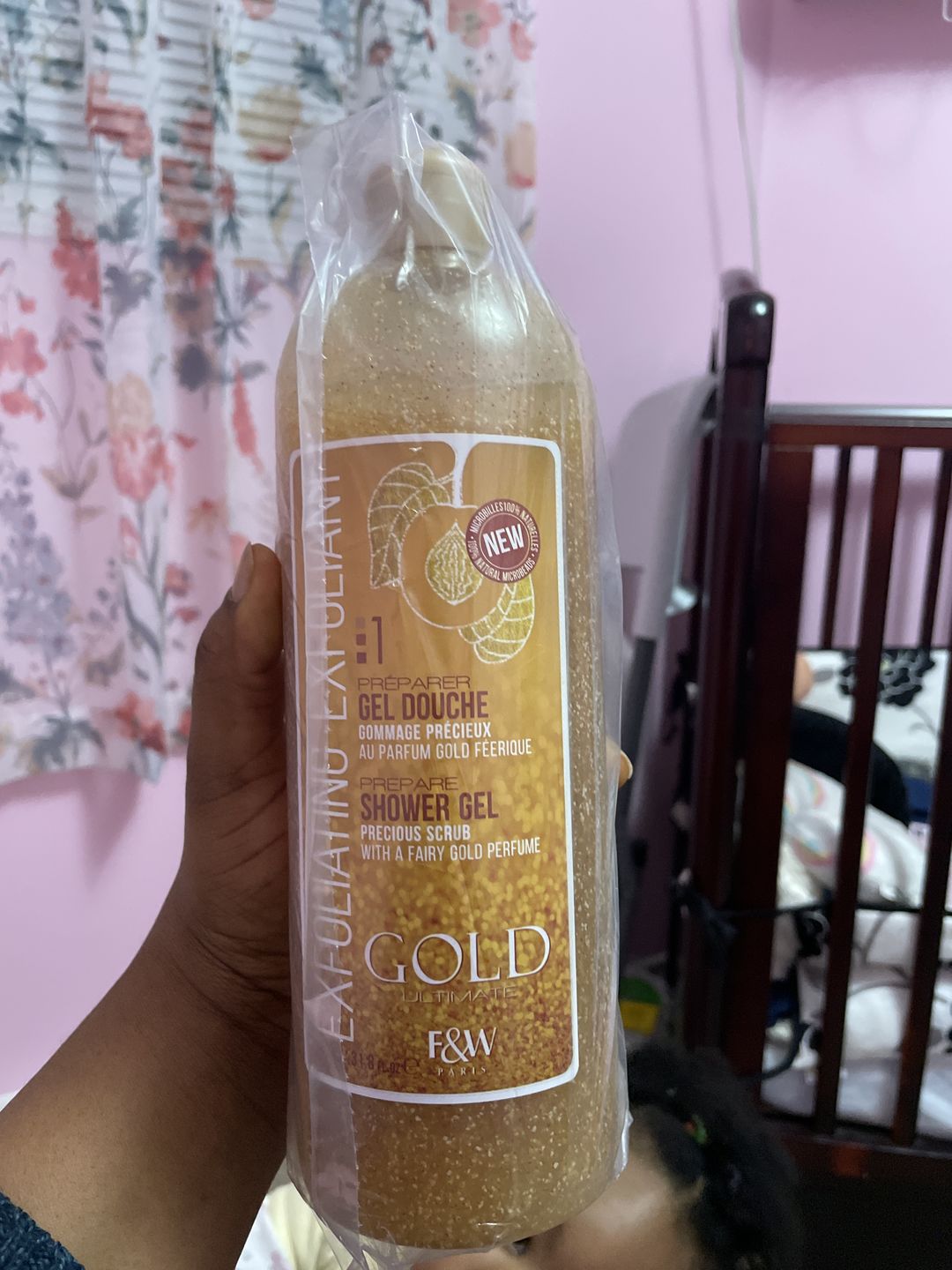 Customer photo review of Fair & White Gold Exfoliating Shower Gel scrub NEW - Invigorates skin - 940ml / 31.8 fl oz