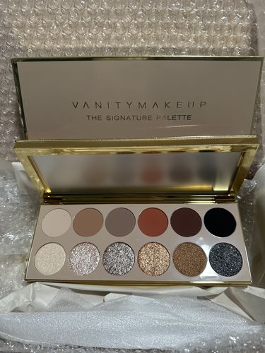 Customer photo review of The Signature Eyeshadow Palette