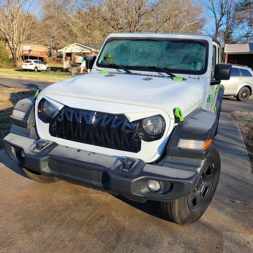 Customer photo review of Shark Grille - White & Black for 18-23 Jeep Wrangler JL & Gladiator JT