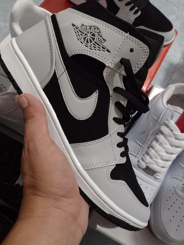 Customer photo review of Tenis Retro 1 Gris Negro